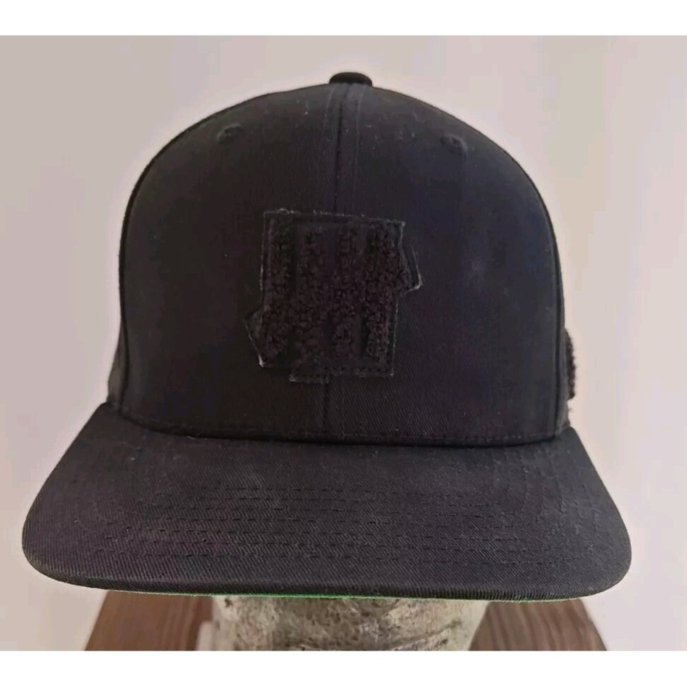 Undefeated Men's Adjustable Black Hat embroidered Logo OSFM‎ Structured